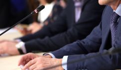 На своих и чужих общество делят чиновники?