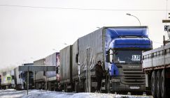 «Улитка» дальнобойщиков парализовала дороги