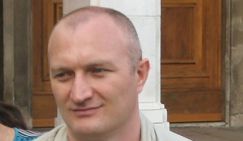 «Кровавый» Джако изображает жертву «режима»