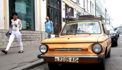 Богачи пересаживаются на дешевые авто