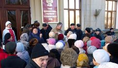 Стариков на митинг погнала нужда