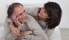 Почему 50-летние «юноши» отвергают ровесниц