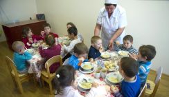 Чиновники отыгрались на старых да малых